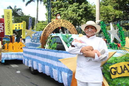 Festividad. Familias enteras asistieron al desfile a ver a sus parientes que participaron en él, o para disfrutar del mismo después de dos años de pausa.