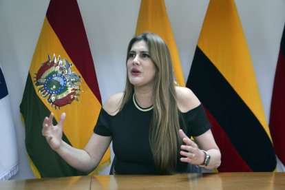 Es parlamentaria andina. En junio pasado se desafilió del Partido Social Cristiano (PSC) por discrepancias con algunos militantes.
