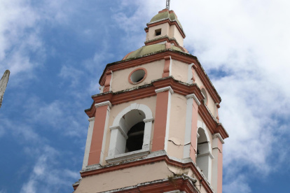 Fotografía de la Iglesia Matriz de San Gabriel afectada tras el sismo que se presentó este lunes de magnitud 5,2 en la escala de Richter.