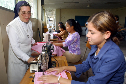 El 59% del microcrédito entregado este año fue a manos de mujeres. Los recursos se destinaron al consumo y al microemprendimiento.