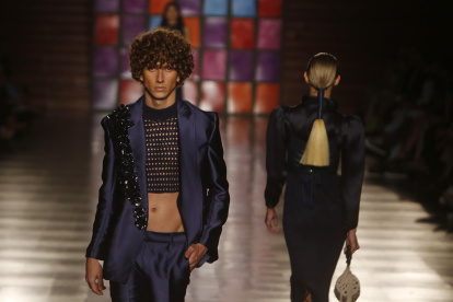 Modelos desfilan un diseño del colombiano Juan Pablo Socarras durante la pasarela "A-Mar" del proyecto Historias hechas a mano, hoy en el desfile inaugural de Colombiatex + Colombiamoda 2022 en Medellín