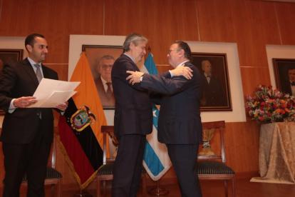 El presidente de la República, Guillermo Lasso, condecoró al director Galo Martínez Leisker.