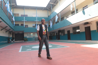 La obra. El padre Simón camina por el patio de una de sus grandes complejos educativos que ha levantado en estos 20 años en varios puntos de la ciudad.