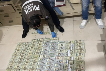 Evidencias. Más de 400.000 dólares en efectivo se incautaron en el operativo realizado la noche del martes en dos cantones de Guayas.