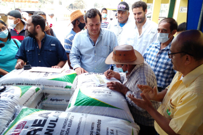 Ayuda. Ayer el Ministerio de Agricultura empezó a entregar urea.