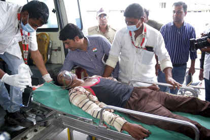 Un afectado por el consumo de alcohol adulterado es atendido por los médicos/ EFE /KRUTIKARAJ SOLANKI