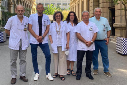 Fotografía del equipo investigador. De izquierda a derecha: Josep M. Miró, Juan Ambrosioni, Sonsoles Sánchez-Palomino, Núria Climent, Josep Mallolas y José Alcamí.