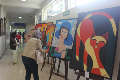 Acción. Las creaciones se muestran en el establecimiento.