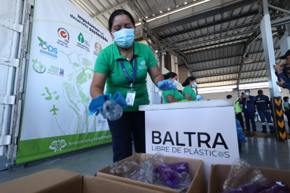 Hecho. Instantes en que las botellas son lavadas.