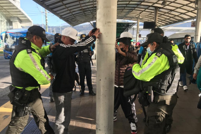 Requisas. Los uniformados revisan a personas con actitud sospechosa que circulan en los andenes del corredor.