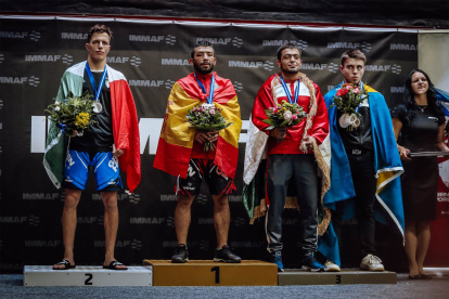 Juan Carlos con la bandera de España en el primer lugar de peso pluma IMMAF.