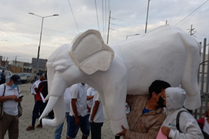 Con un monigote de elefante blanco, los habitantes protestaron en la avenida principal del cantón.