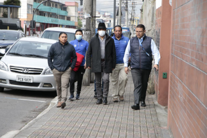 Leonidas Iza y otros miembros de la Conaie llegando a la Conferencia Episcopal Ecuatoriana.