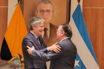 Luego de la condecoración, el presidente Lasso felicita al director de Diario EXPRESO.