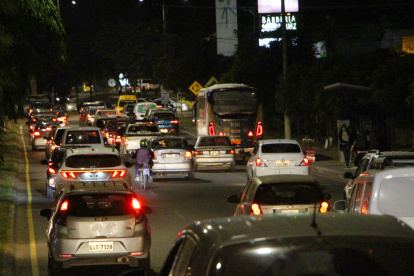 Los moradores pasan más de 20 minutos esperando una oportunidad de cruzar las calles, donde ningún carro da espacio para el cruce de los peatones.