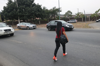 Entre el tiempo de espera y arriesgarse a cruzar la calle, varios residentes prefieren la segunda opción, y llegar pronto a sus hogares.