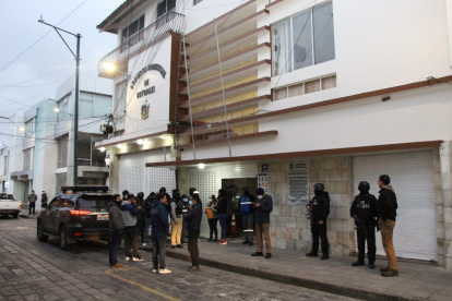 Acción. La Policía y la Fiscalía hicieron varios allanamientos la madrugada de este jueves 28 de julio en Cotopaxi y Pichincha.