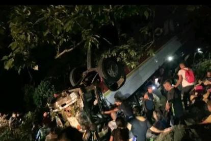 El automotor en el cual se movilizaban más de 80 pasajeros quedó volcado