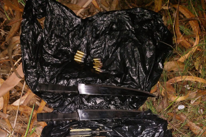 Hallazgo. Miembros de Fuerzas Armadas encontraron armas cortopunzantes en los exteriores de la cárcel de Cotopaxi.