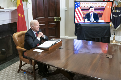 El presidente de los Estados Unidos, Joe Biden, habla en una reunión virtual con el presidente chino, Xi Jinping, en una fotografía de archivo
