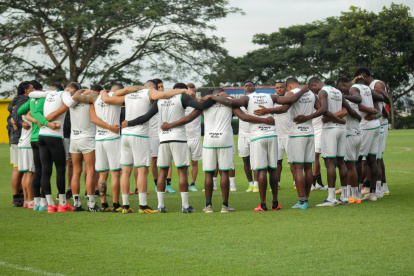 Los jugadores de Barcelona en un momento de reflexión antes de iniciar con su jornada de prácticas.