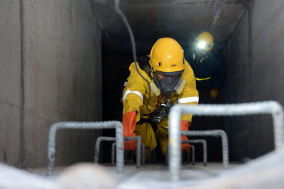 Los topos están sujetos a un trípode de metal para bajar a los pozos.