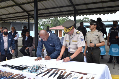 El director del SNAI, Pablo Ramírez y el nuevo director de la cárcel de Santo Domingo, Dennis Murillo firmaron también el acuerdo de paz.