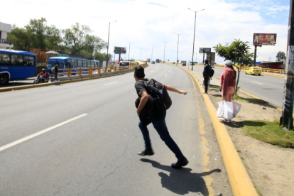 Vive o muere. Los peatones libran una carrera para cruzar avenidas de gran flujo vehicular