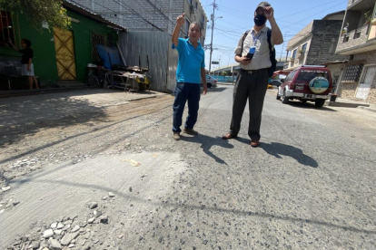 William Gorotiza y Alfaro Bazante aseguran que no soportan más tiempo con las calles dañadas. Ellos piden ayuda