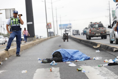 El cuerpo del adulto mayor quedó sobre la calzada, a pocos metros de la moto que lo embistió.