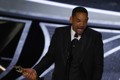 Fotografía de archivo del 27 de marzo de 2022 que muestra al actor estadounidense Will Smith durante su discurso después de ganar el Oscar al Mejor Actor por "King Richard"