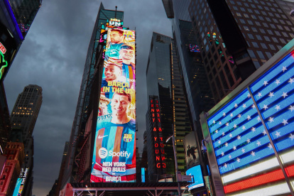 El futbolista del FC Barcelona Robert Lewandowski aparece en un anuncio en Times Square, Nueva York (EE.UU.), este 29 de julio de 2022.