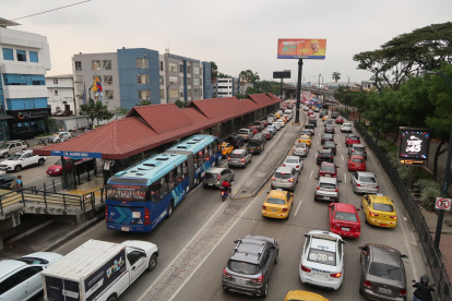En "horas pico" se observan largas filas hasta en el carril de la metrovía