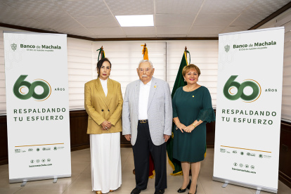 Foto: (de izquierda a derecha) Sra. Jenny Quiñónez de Quirola, Accionista; Dr. H.C. Esteban Quirola Figueroa, Presidente del Directorio de Banco de Machala; Econ. Ma. Eugenia Navarrete, Presidente Ejecutiva Banco de Machala.