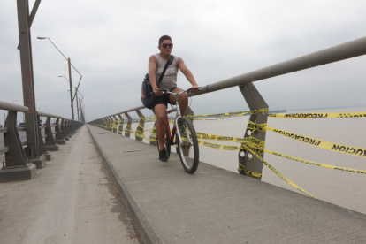 Sustracción. El robo de tapas y barandas son más frecuentes en el puente, lo que incrementa el peligro.