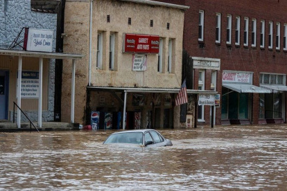 Las calles se han convertido en verdaderos ríos por las intensas lluvias y los afectados se suman por miles en Kentucky (EE.UU.)