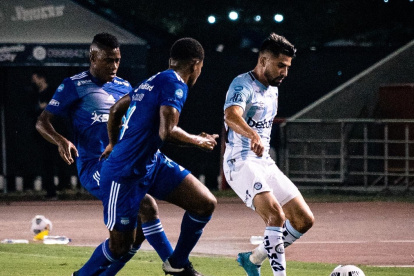 El jugador "ciudadano" (d) acepta que aún tiene que adaptarse a su nuevo equipo. Quieren que aporte velocidad y desborde a la plantilla.