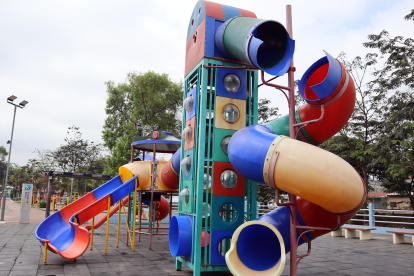 Riesgo. Resulta imposible atreverse a bajar por el tobogán del ‘Malecón de la Familia’ en vista de los daños que tiene. Subirse implicaría caer directo al suelo.