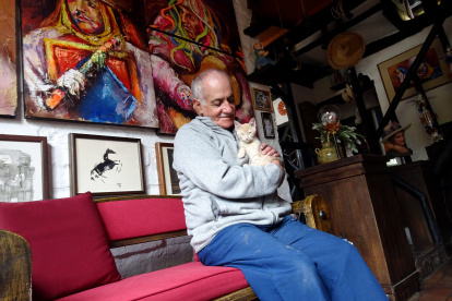 Vida íntima. El artista juega con una de sus mascotas. Su familia la componen su esposa Piedad Guerrero, y sus tres hijas: María, Rocío y Jimena.