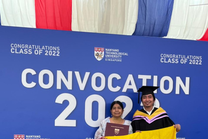 En la última semana de julio de 2022, el otavaleño Felipe Males se graduó en  una maestría de la Universidad de Nanyang, de Singapur.
