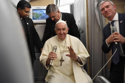 El pontífice a bordo del avión papal.