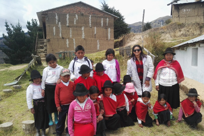 Como parte de su labor en Simiatug, Elizabeth Peña visitaba las escuelas de la parroquia y sus comunidades aledañas.