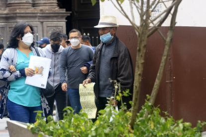 Actividad. Alfredo Guevara busca las maneras de subsistir comercializando lo que puede. A veces logra obtener recursos y otras no le alcanza ni para comer.