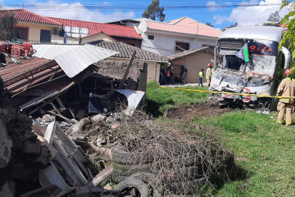 Así quedó el bus en el que se transportaba el equipo orense.