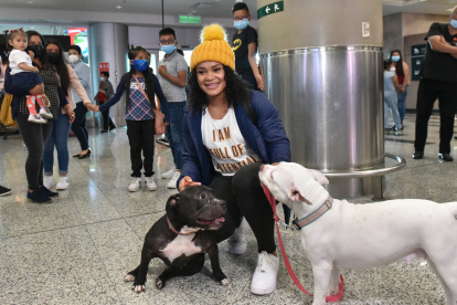 Neisi Dajomes junto a Katana (i) y Tokio (d), sus queridas mascotas.