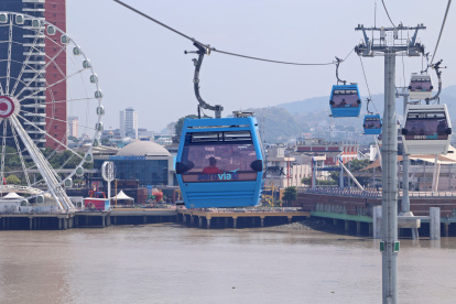 Realidad. Las cabinas circulan con una o dos personas, o a veces no va simplemente nadie en ellas, sobre el río.