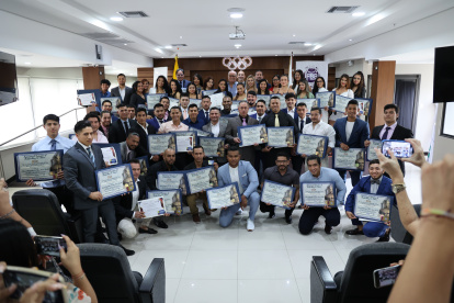 Los nuevos profesionales tras la ceremonia en el auditorio del COE.