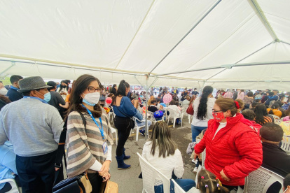 Correísta. En esta foto de su propia cuenta de Twitter, la asambleísta aparece entre los padres que esperan a sus hijos, el 4 de marzo, en el aeropuerto.