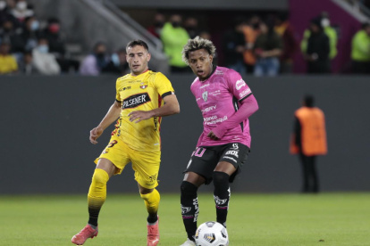 Barcelona e Independiente dividen honores al finalizar el primer tiempo en Quito.