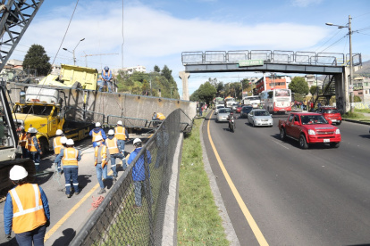 Destrucción. A la altura de la Loma de Puengasí un automotor pesado se llevó el paso peatonal al no calcular su paso por la altura de la estructura.